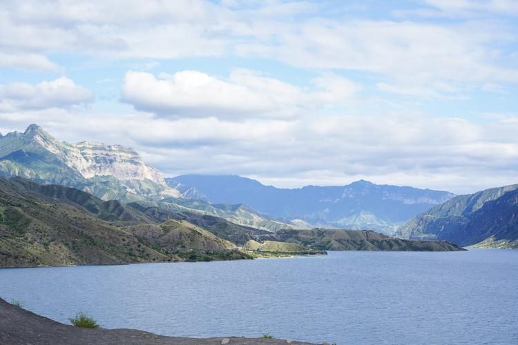 Где небо ложится на скалы, а ветер знает имена всех, кто шёл перед нами