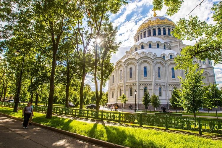 Торжество воды и света: праздник фонтанов в белых ночах Петербурга